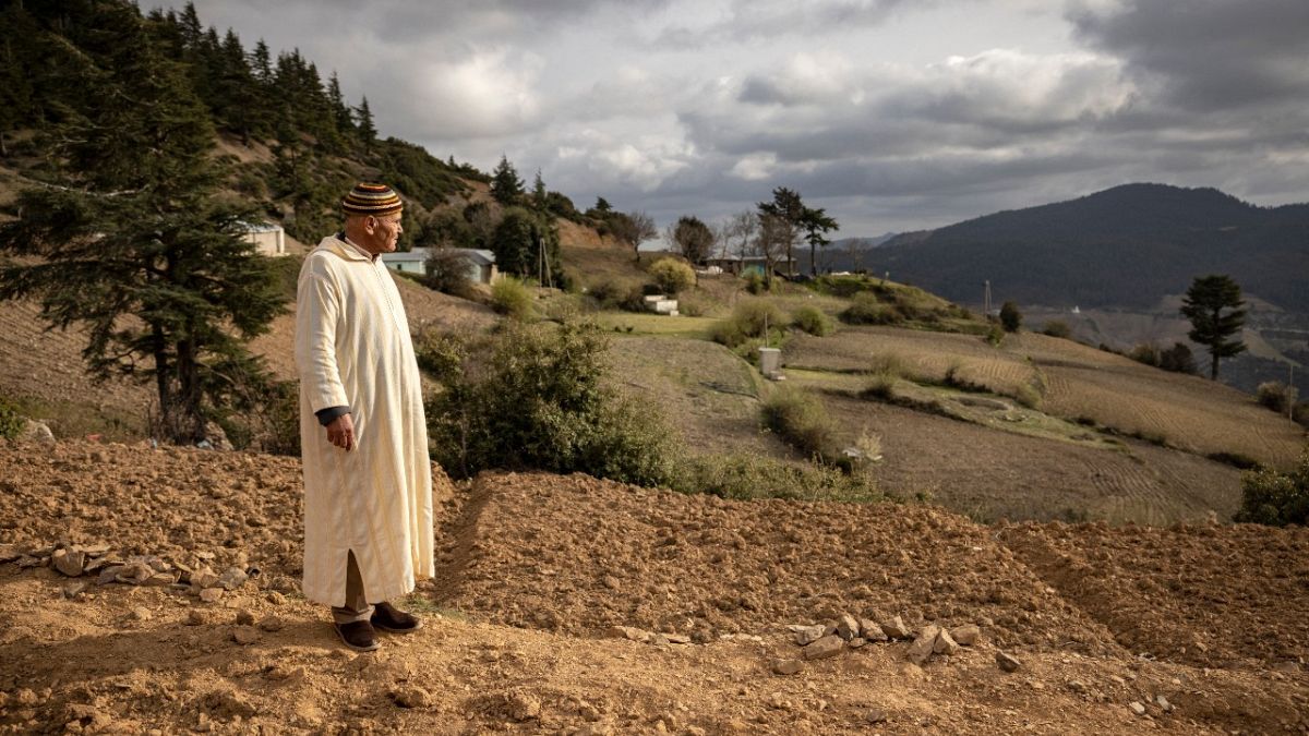 مزارع يقف أمام حقل للقنب ينتظر الموسم المقبل للزراعة والحصاد في منطقة كتامة، المغرب.