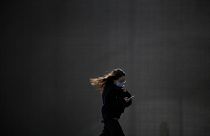 امرأة صينية تلبس كمامة في بكين