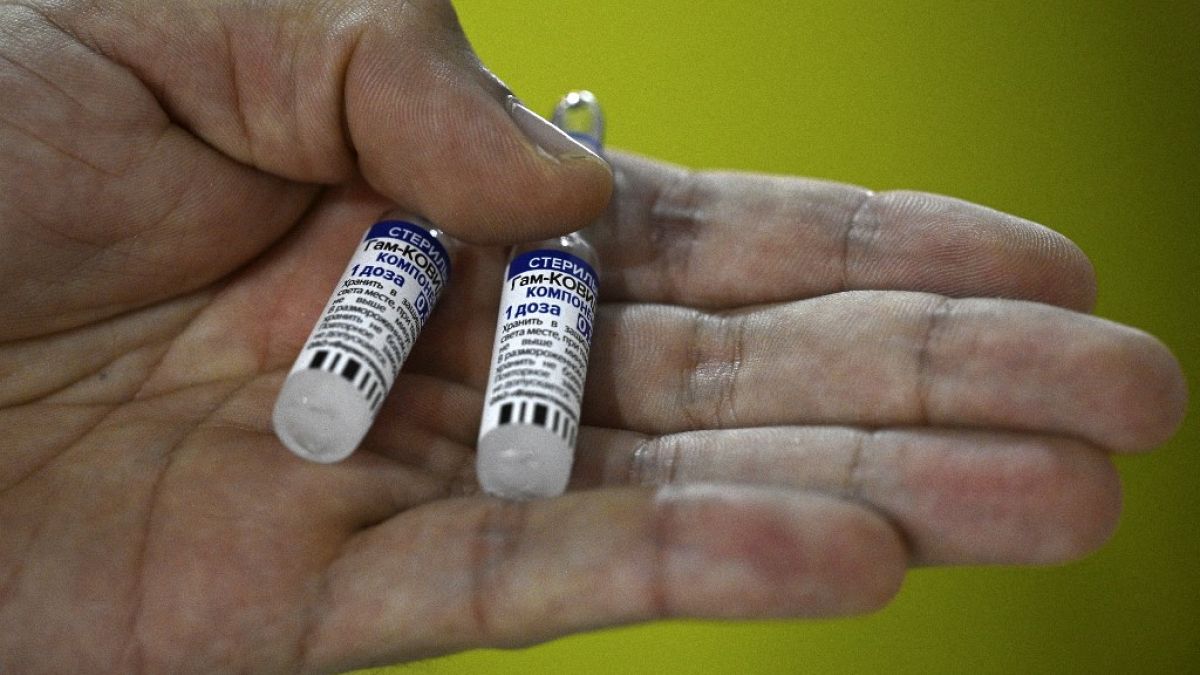 Arjantin'de Sputnik V aşısı tutan bir doktor