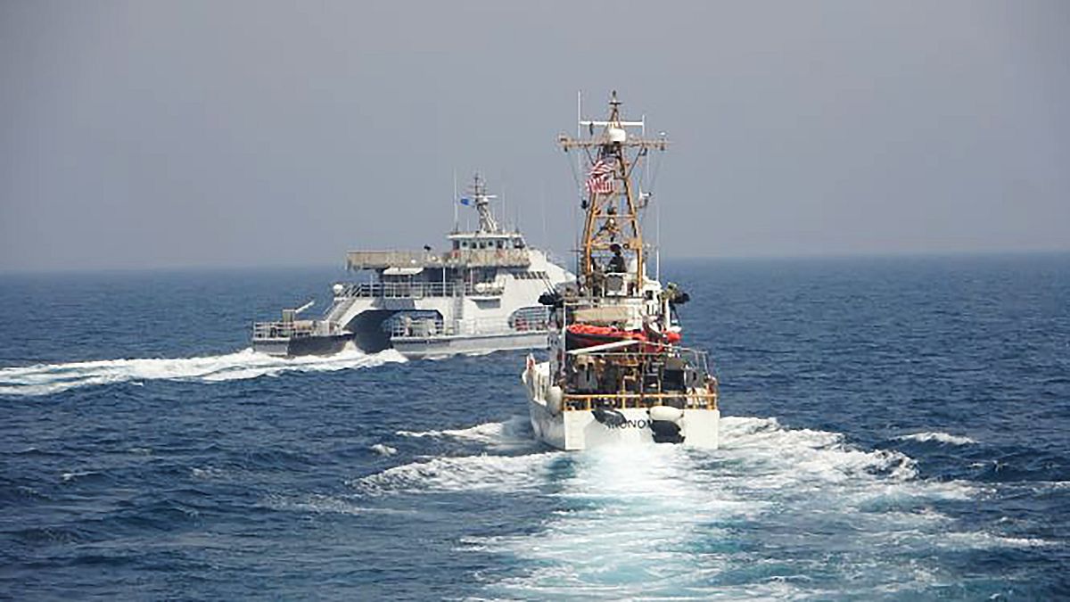 رویارویی کشتی مونوموی با شناور سپاه پاسداران در خلیج فارس