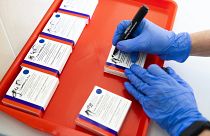 Az asszisztens felírja az orosz Szputnyik V koronavírus elleni vakcinák második adagjainak felhasználási időpontját a nyírbátori oltóponton 2021. április 26-án