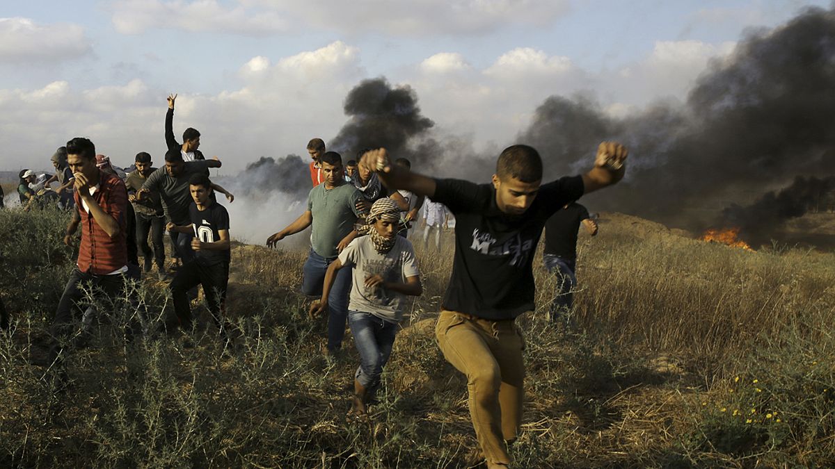 İsrail polisinin açtığı ateşten korunmaya çalışan Filistinli protestocular, Gazze. (arşiv)