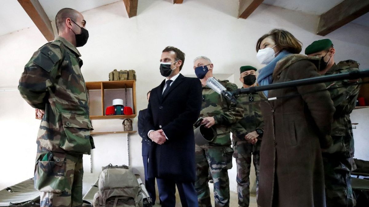 Macron'a 'uyarı' mektubuna imza atan askerlere ceza geliyor