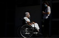 Betegszállítóra vár a 74 éves Elizabeth Nader és unokája a brasiliai HRAN kórház előtt