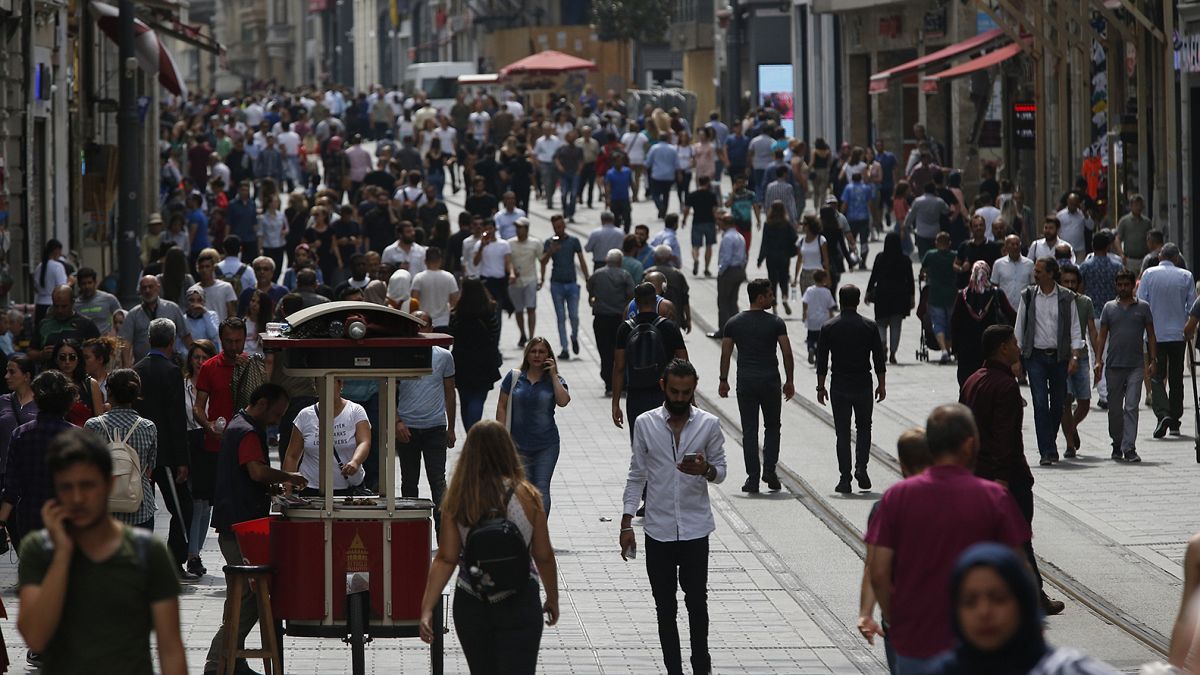 İstanbul İstiklal Caddesi'nde yürüyen kalabalık (arşiv)  