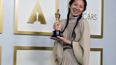 Chloé Zhao con l'Oscar per il film Nomadland