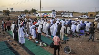 Shrugging off economic woes, Sudanese share Ramadan meal