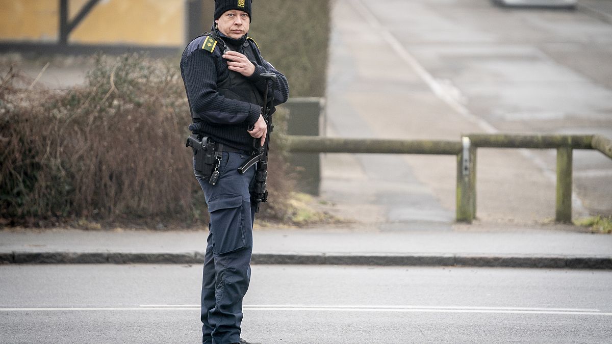 شرطي دنماركي أمام محكمة هولبايك/النمارك ، 21 آذار/مارس 2021