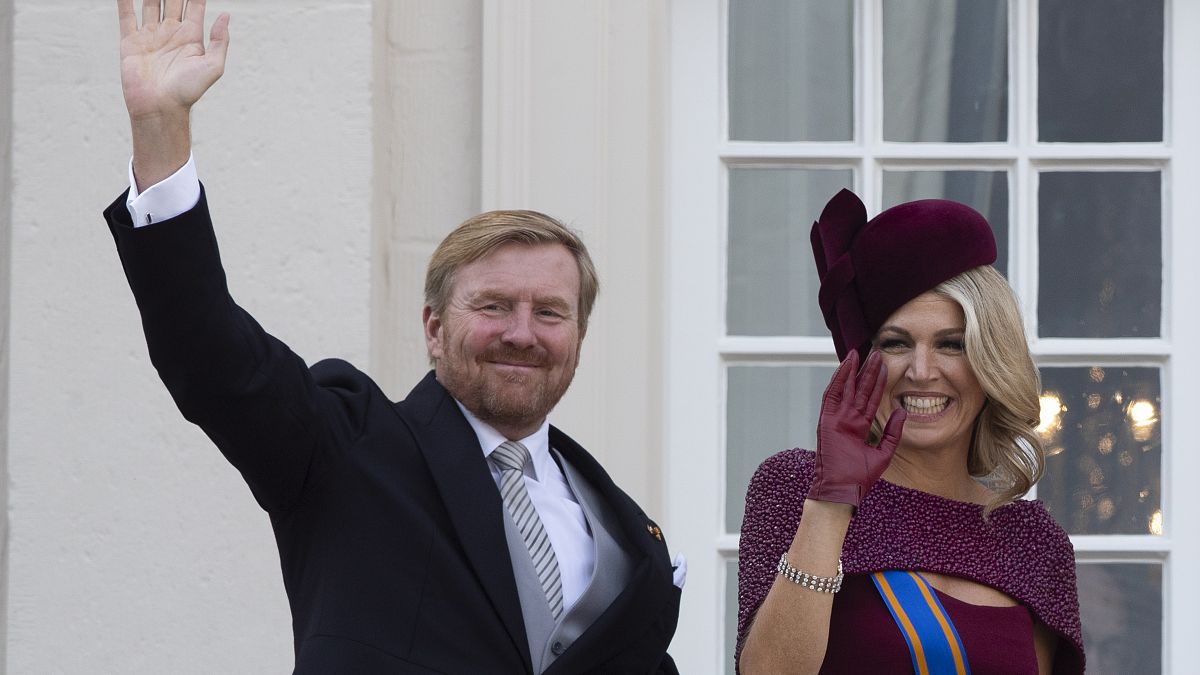 فيليم ألكسندر ملك المملكة الهولندية، زوجته الملكة ماكسيما يلوحان من شرفة القصر الملكي نوردايندي في لاهاي ، هولندا. 19 سبتمبر/أيلول 2019