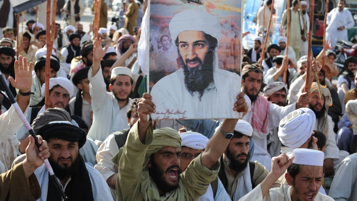 باكستاني يحمل صورة لأسامة بن لادن 