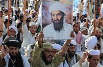 باكستاني يحمل صورة لأسامة بن لادن