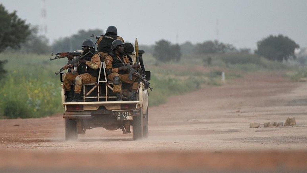 BUrkina Faso'da devriye gezen jandarma ekipleri.