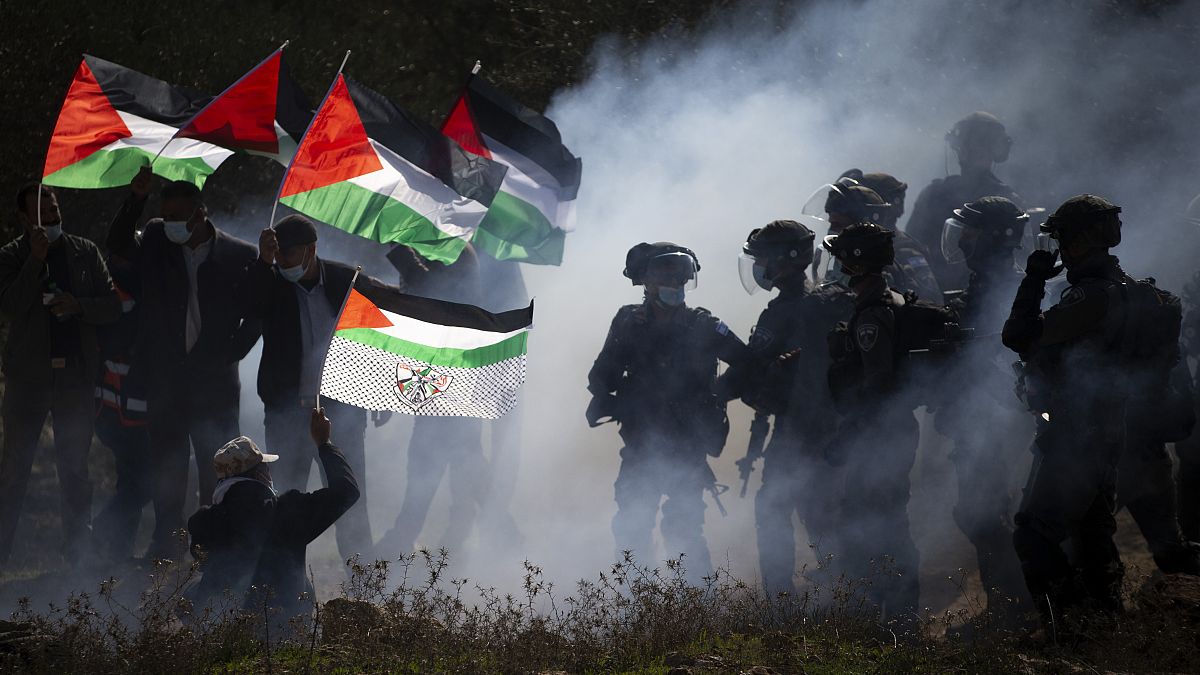 اشتباكات بين ضباط شرطة الحدود الإسرائيلية وفلسطينيين خلال احتجاج على توسيع المستوطنات الإسرائيلية اليهودية بالقرب من بلدة سلفيت بالضفة الغربية.