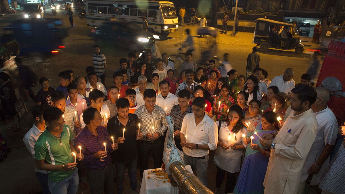 نيباليون يعشيون في ولاية آسام الهندية يصلون لروح ضحايا الهزة الأرضية التي ضربت الولاية. 27/04/2015