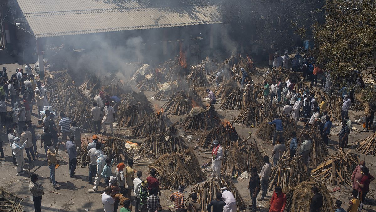 مقبرة بالعاصمة الهندية نيودلهي تستعد لحرق جثث ضحايا وباء كورونا. 24/04/2021