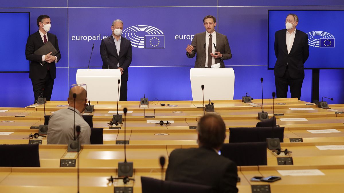 Los europarlamentarios David McAllister, Andreas Schieder, Christophe Hansen and Bernd Lange tras el debate dle martes