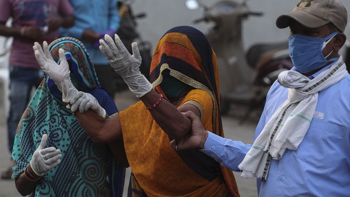 Hindistan'ın Ahmedabad kentinde Covid-19 nedeniyle bir yakınını kaybeden kadın, hastane önünde ağlarken