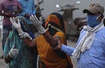 Hindistan'ın Ahmedabad kentinde Covid-19 nedeniyle bir yakınını kaybeden kadın, hastane önünde ağlarken