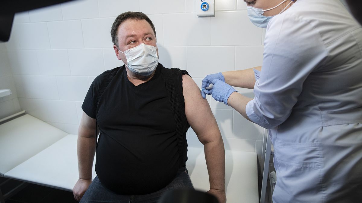 Пациент получает прививку в Москве