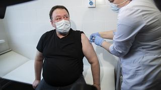 Пациент получает прививку в Москве