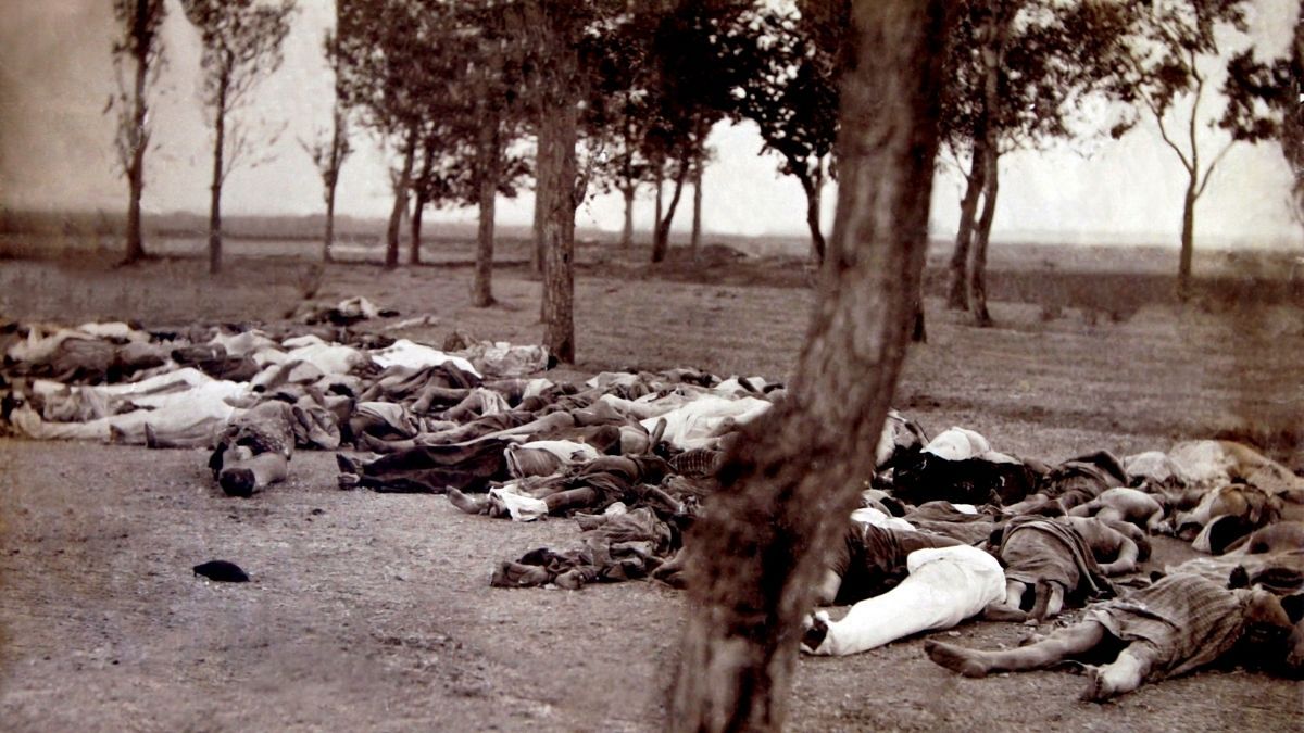 اجساد قربانیان نسل‌کشی ارامنه در ۲۵ کیلومتری ایروان، پایتخت ارمنستان؛ ۱۹۱۵