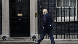 İngiltere Başbakanı Boris Johnson, Downing Street'deki başbakanlık konutu önünde
