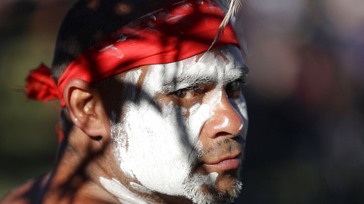 Egy aboriginal tánccsoport egyik tagja egy januári fesztiválon Sydney-ben