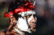 Egy aboriginal tánccsoport egyik tagja egy januári fesztiválon Sydney-ben