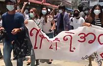 Les Birmans manifestent contre la junte