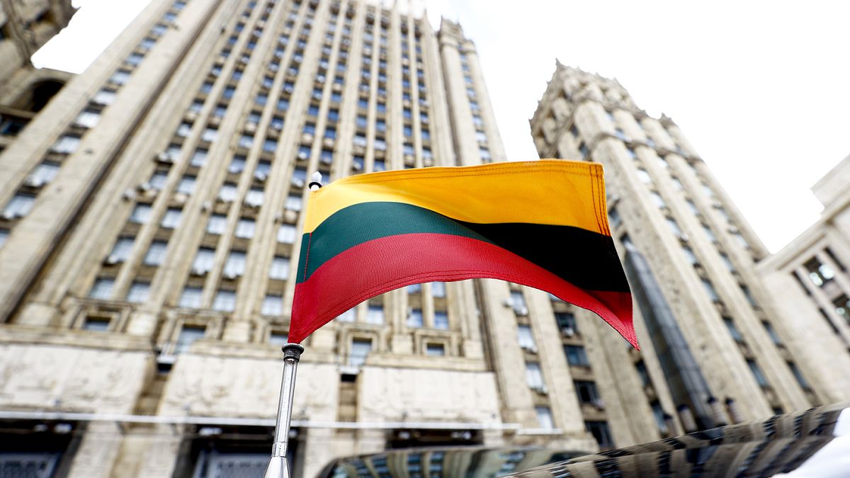 Rusya Dışişleri Bakanlığı binası önünde duran Litvanya bayraklı makam aracı 