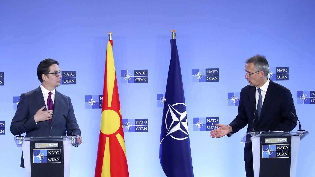 Kuzey Makedonya Cumhurbaşkanı Pendarovski (solda) ile NATO Genel Sekreteri Jens Stoltenberg