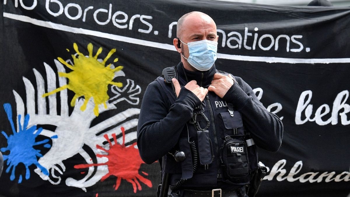 پلیس آلمان در مقابل معترضان به محدویت‌های کرونایی در شهر کلن