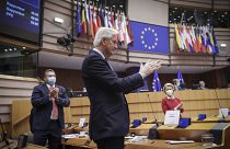 رئيس فريق العمل الخاص بتنسيق العلاقات مع المملكة المتحدة ميشال بارنييه ورئيسة المفوضية الأوروبية أورسولا فون دير لاين  خلال الجلسة العامة في البرلمان الأوروبي في بروكسل