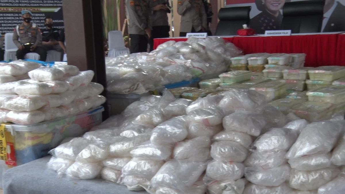 الشرطة الإندونيسية تضبط كمية من المخدرات بقيمة 82 مليون دولار وتعتقل 17 شخصا