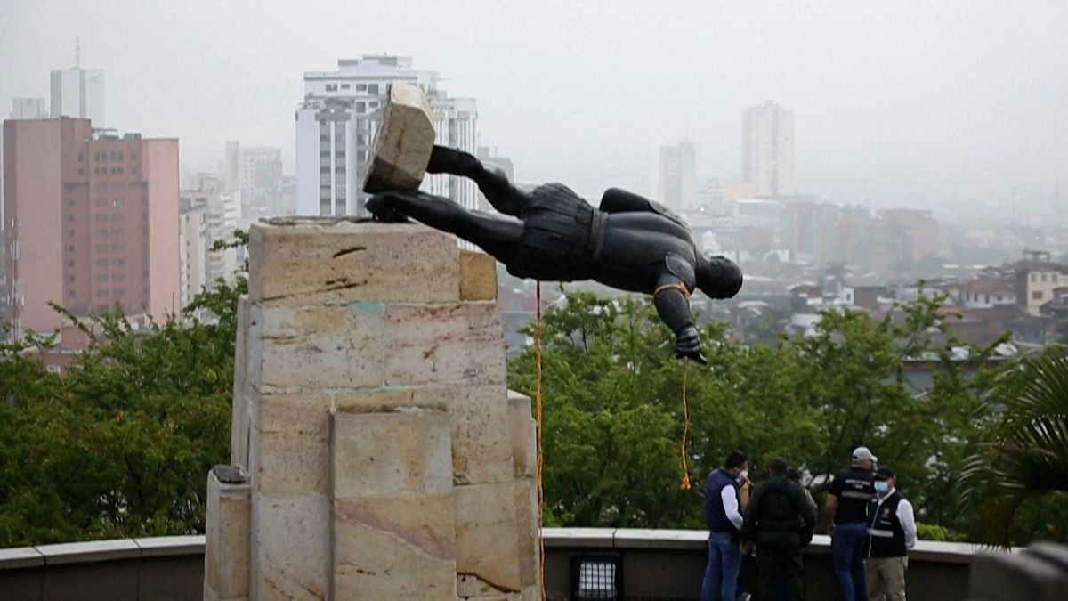 شاهد: السكان الأصليون في كولومبيا يحطمون تمثال الفاتح الإسباني