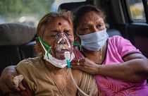 Hindistan'da salgın döneminde sağlık sistemi hastalara yetişemiyor