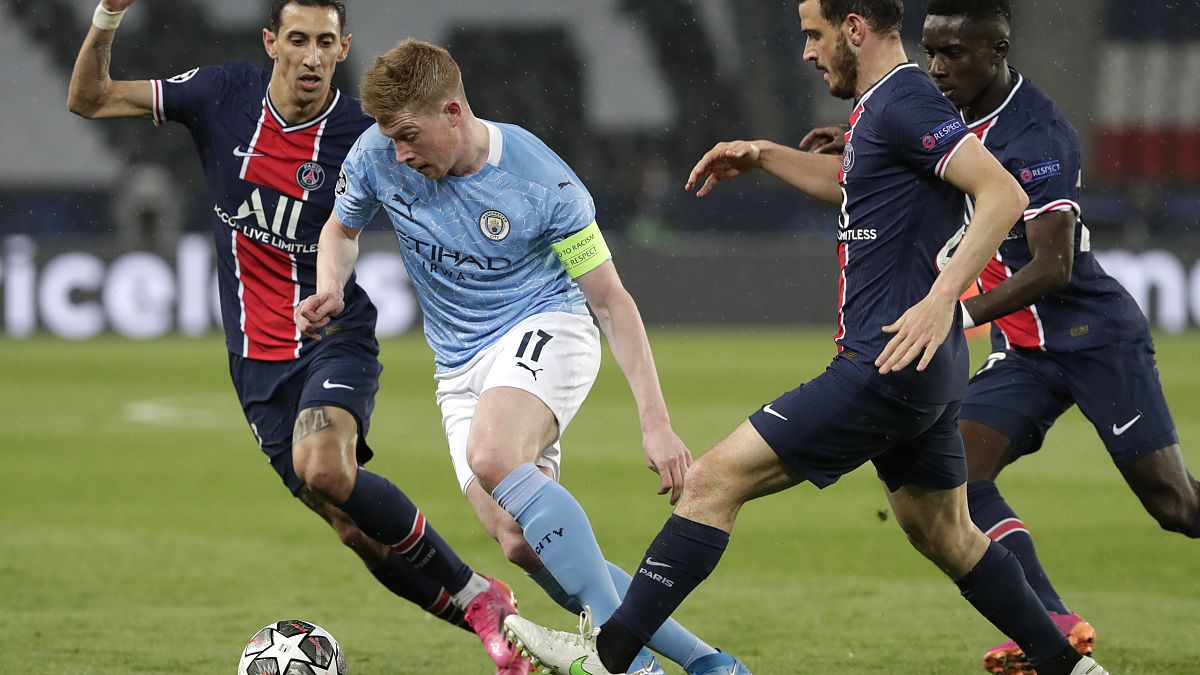 PSG's Alessandro Florenzi, 2nd right, and PSG's Angel Di Maria, left, challenge Manchester City's Kevin De Bruyne