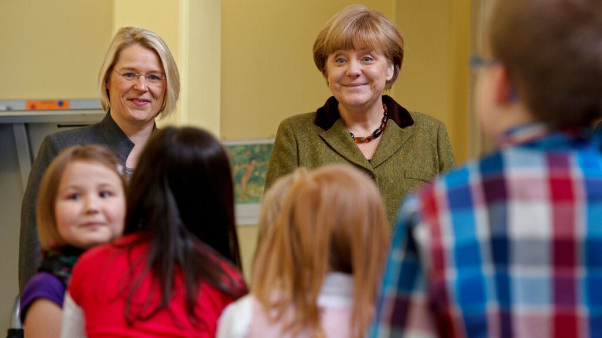 Almanya Başbakanı Merkel bir anaokulunu ziyaret ederken.