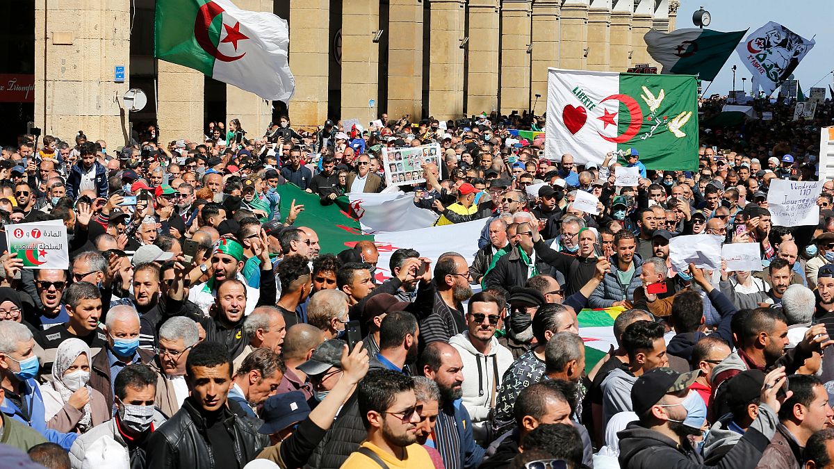 جانب من المسيرة الأسبوعية في حراك الجزائر المطالبة بالعدالة الاجتماعية وضد الفساد الحكومي. الجمعة 26/03/2021