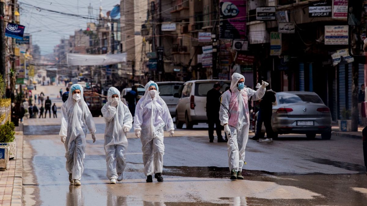 عمال في القطاع الطبي يشرفون على تطهير الشوارع لمنع انتشار فيروس كورونا في القامشلي قبل أكثر من عام، 24 آذار 2020