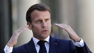 Fransa Cumhurbaşkanı Emmanuel Macron, perşembe günü Covid-19 kısıtlamalarının kademeli olarak azaltılacağını açıkladı.