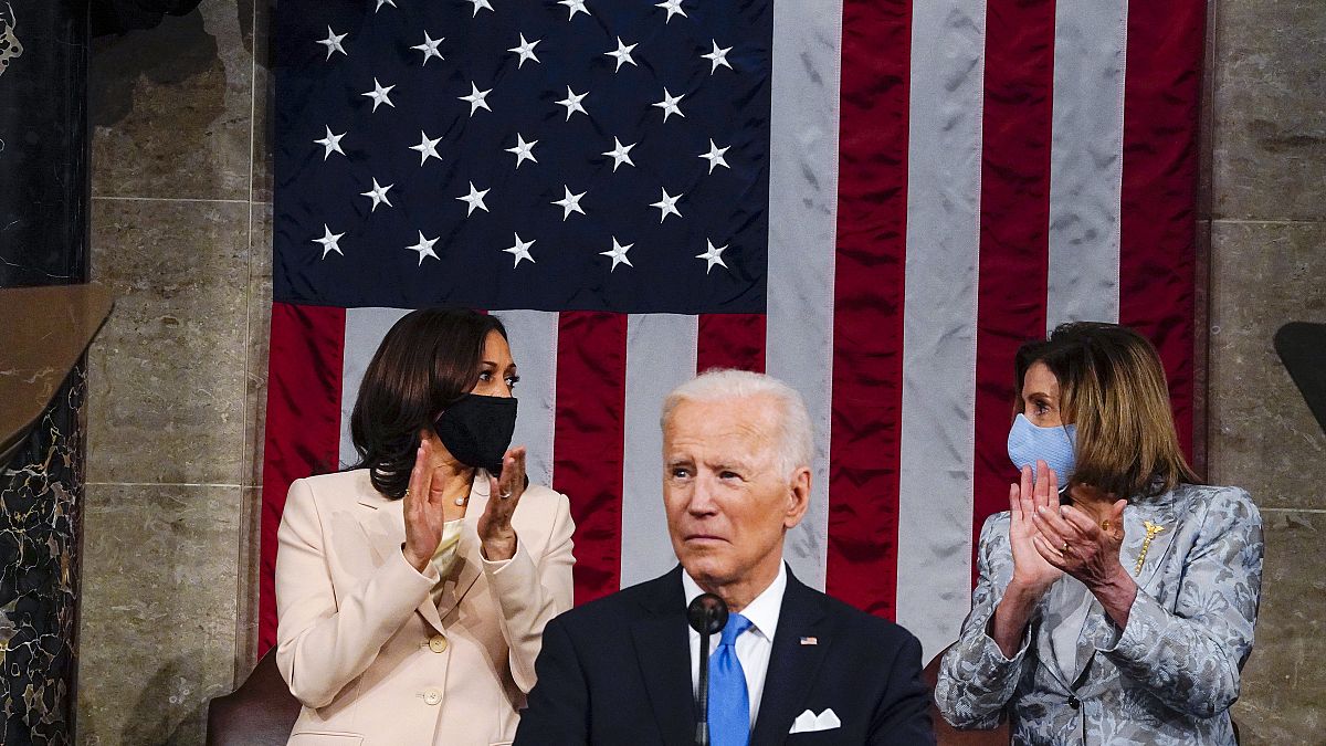 نائبة الرئيس كامالا هاريس ورئيسة مجلس النواب نانسي بيلوسي من كاليفورنيا خلال خطاب الرئيس جو بايدن في مبنى الكابيتول الأمريكي في واشنطن.