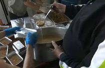Naponta két-háromezer rászoruló kap ingyen ételt Athénban