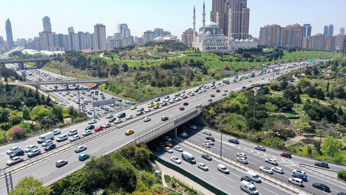 İstanbul'da, tam kapanma tedbirleri öncesi son günde il dışına çıkmak isteyenler, TEM otoyolu ve bağlantı yollarında trafik yoğunluğu oluşturdu