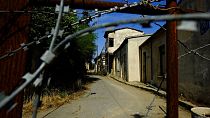 Casas abandonadas tras los alambres de espino dentro de la zona de amortiguación controlada por la ONU en la capital dividida, Nicosia, Chipre.