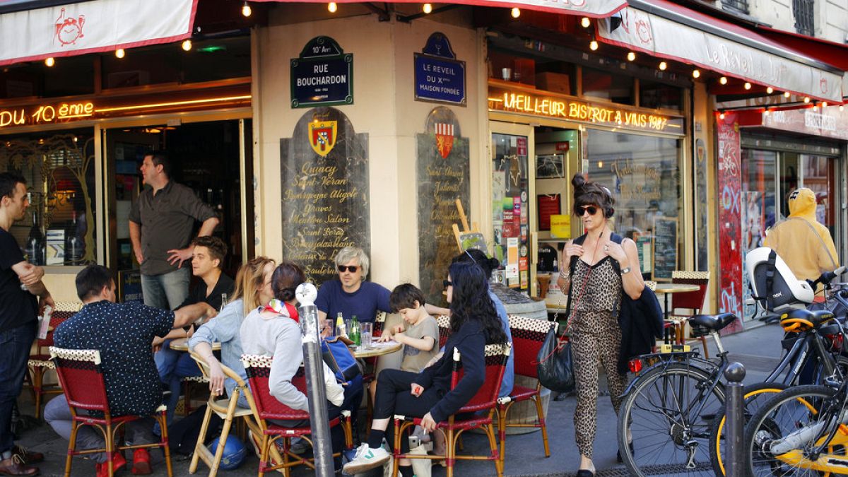 Menschen im Pariser Restaurant "Le Reveil du Xth", 25.06.2018