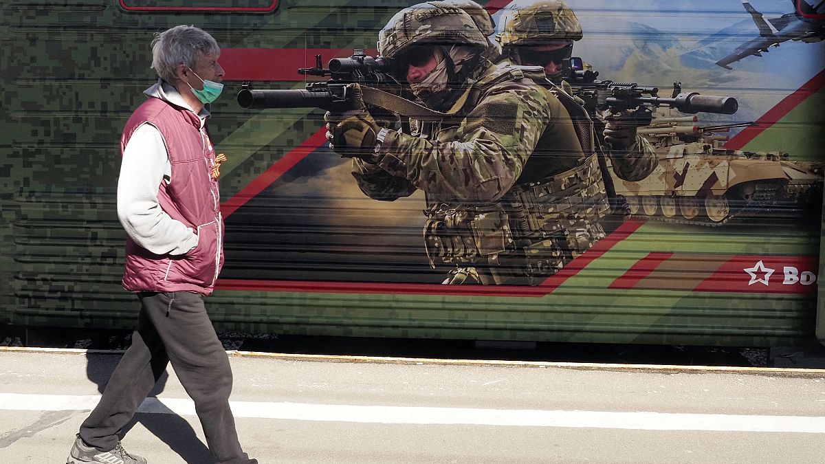 Un hombre pasa por delante de un tren-museo dedicado a la propaganda del ejército ruso, en una estación de tren en San Petersburgo, Rusia, el miércoles 28 de abril de 2021. 