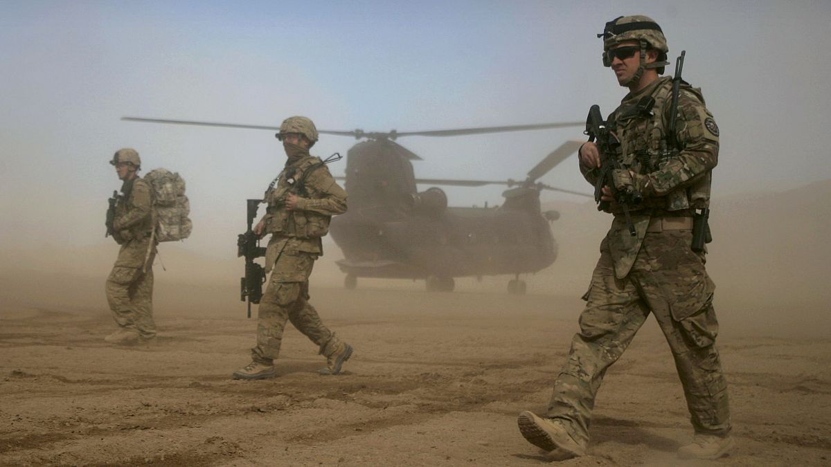 دورية لقوة المساعدة الأمنية الدولية بقيادة حلف شمال الأطلسي غرب كابول ، أفغانستان.