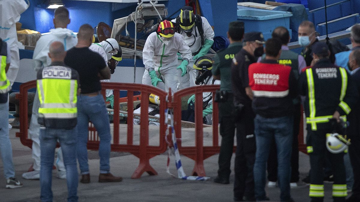 منتسبو خدمات الطوارئ يحملون جثث مهاجرين  بعد وصولهم إلى ميناء لوس كريستيانوس جنوب تينيريفي ، في جزيرة الكناري ، إسبانيا ، الأربعاء 28 أبريل 2021.