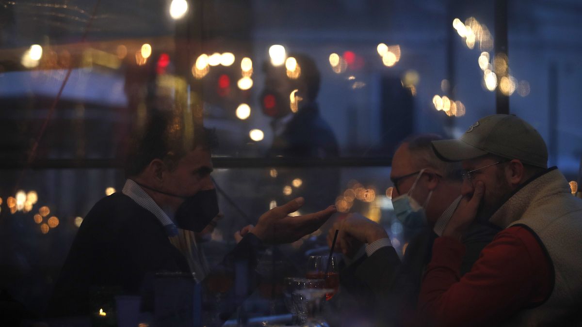 Des clients dans un restaurant de Rome en Italie, le 26 avril 2021
